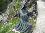 particolare laltra contadinella raccolta in preghiera davanti alla madonna con il figlio morto